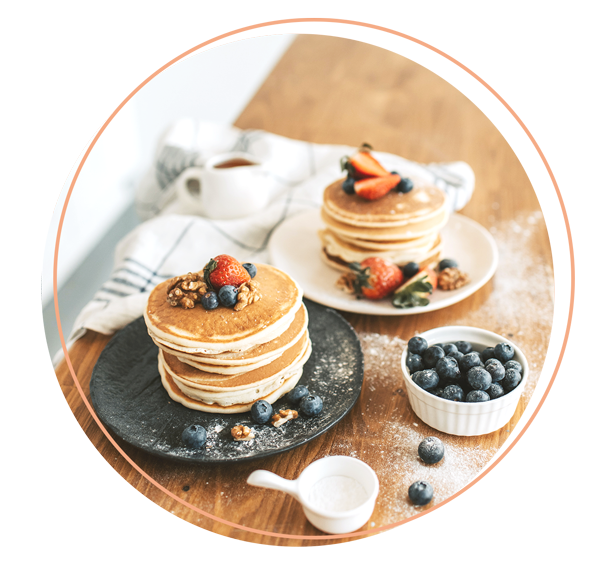 pancakes sains et fruits petit déjeuner équilibré